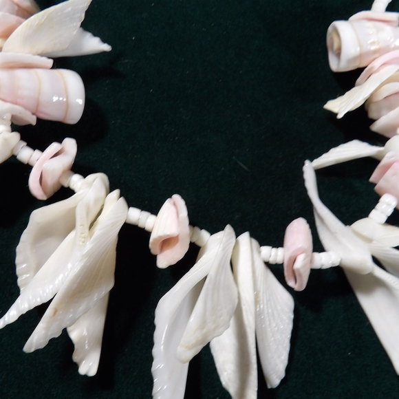 Vintage White and Pink Sea Shells Necklace, Hawaiian Style 22" - Picture 3 of 4